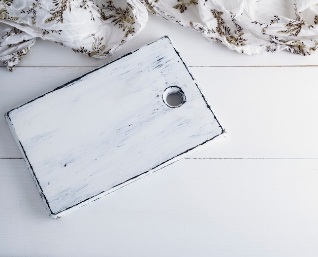 Lege witte houten plank, textiel servet