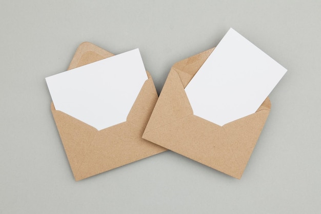 Foto lege witte kaart met kraft bruine papieren envelop sjabloon mock up