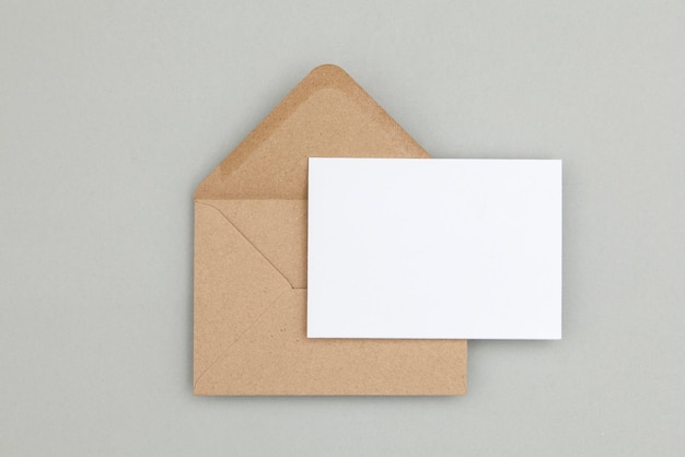 Lege witte kaart met kraftpapier-envelopsjabloon mock-up