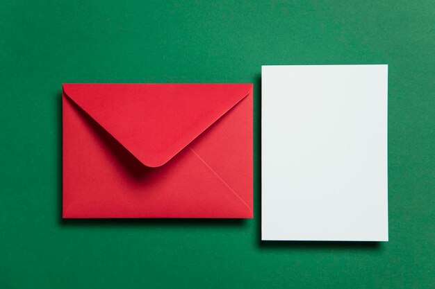 Lege witte kaart met rode papieren envelop Kerstkaartsjabloon mock up