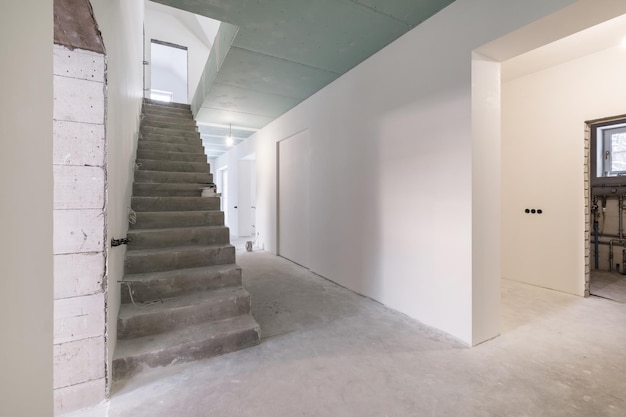 Foto lege witte kamer met betonnen trap zonder reparatie en meubels