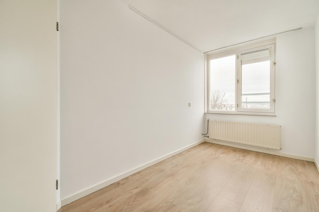 Lege witte kamer met witte muur en verwarmingssysteem