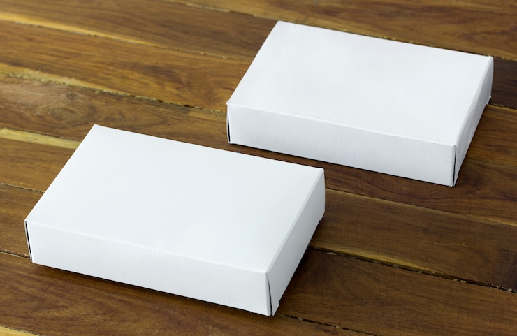 Foto lege witte kartonnen pakket box op donkere houten tafel