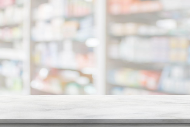 Lege witte marmeren aanrechtblad met wazig apotheek drogisterij planken achtergrond