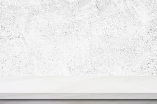 Lege witte marmeren tafel met betonnen muur achtergrond.