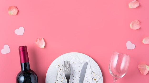Lege witte plaat met cadeau en rozenblaadjes voor Valentijnsdag speciale vakantie dating maaltijd concept.