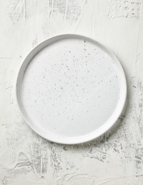 Lege witte plaat op keukentafel, bovenaanzicht