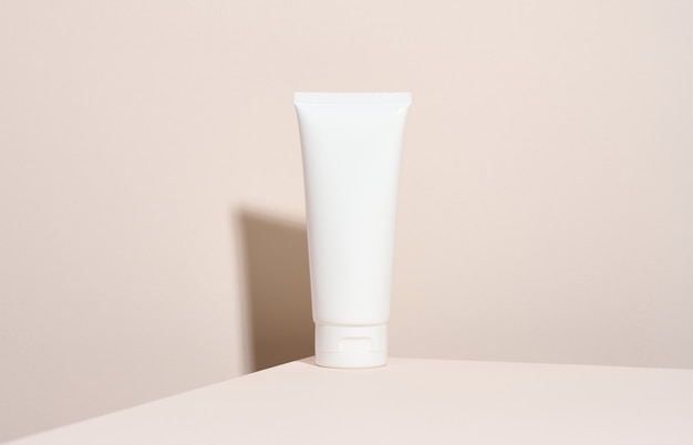 Lege witte plastic buizen voor cosmetica. Verpakking voor crème, gel, serum, reclame en productpromotie, mock-up