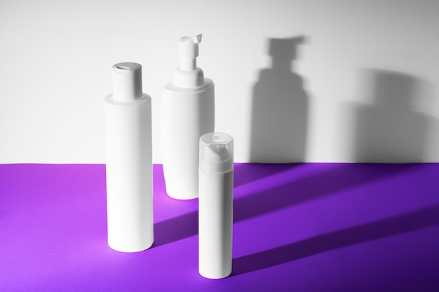 Lege witte plastic cosmetische flessen voor uw ontwerp