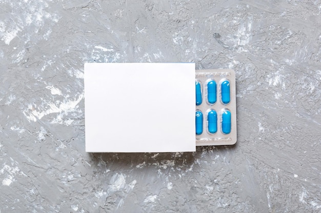 Lege witte productpakketdoos Mockup Open lege medicijndoos met blauwe pillen blister bovenaanzicht