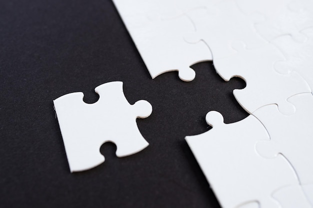 Lege witte puzzel met ontbrekende stukjes