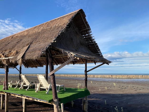 Foto lege witte stoel in vintage schuilplaats op zomerstrand