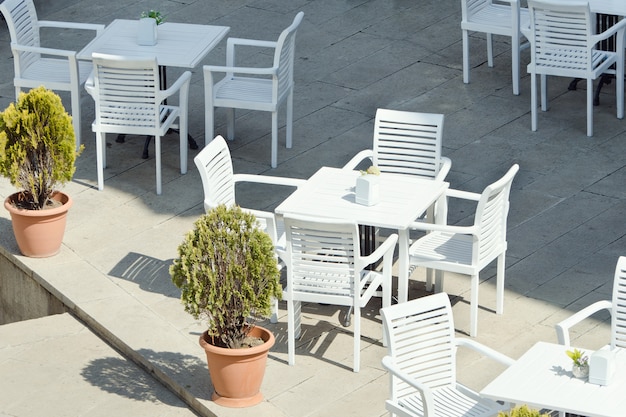 Lege witte tafels van een straat café. Zonnige dag