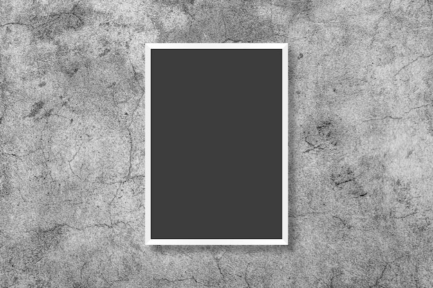 Lege witte verticale rechthoek poster mock up in zwart frame op grijs