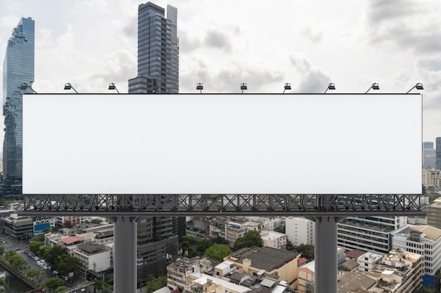 Lege witte weg billboard met Bangkok stadsgezicht achtergrond overdag Straatreclame poster mock up 3D-rendering Vooraanzicht het concept van marketingcommunicatie om idee te promoten of te verkopen