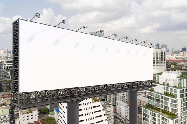 Lege witte weg billboard met Bangkok stadsgezicht achtergrond overdag Straatreclame poster mock up 3D-rendering Zijaanzicht het concept van marketingcommunicatie om idee te promoten of te verkopen