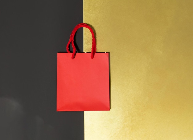 Lege zwarte en rode boodschappentas op gouden achtergrond Black Friday Concept