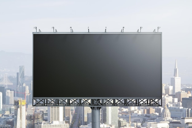 Lege zwarte horizontale billboard op stadsgezicht achtergrond vooraanzicht Mockup reclame concept