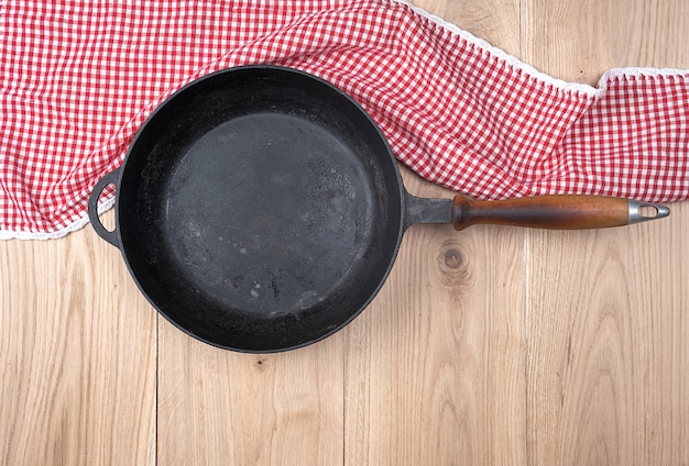 Lege zwarte ronde koekenpan met houten handvat