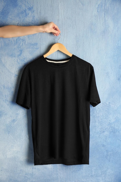 Lege zwarte t-shirt op grungeachtergrond