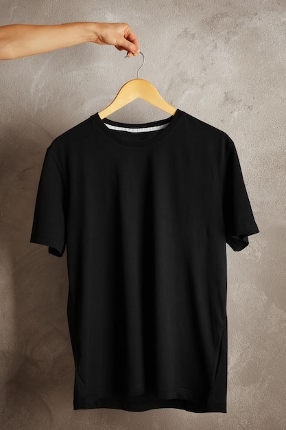 Lege zwarte t-shirt op grungeachtergrond