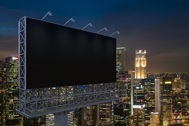 Lege zwarte weg billboard met Singapore stadsgezicht achtergrond 's nachts Straat reclame poster mock up 3D-rendering zijaanzicht het concept van marketingcommunicatie om idee te verkopen