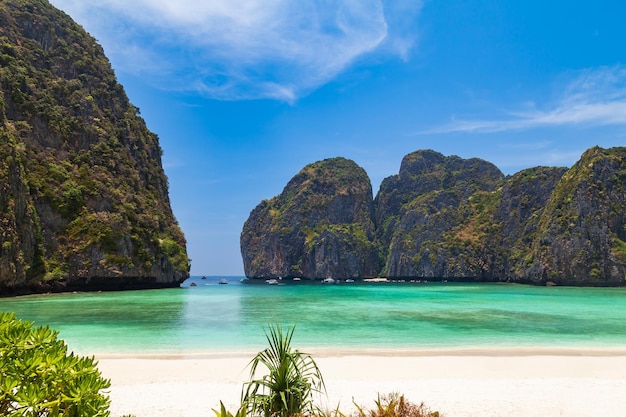 Photo the legendary maya bay beach without people where the film beach with leonardo dicaprio was filmed with a beautiful bay of sand and clear turquoise water unesco world heritage