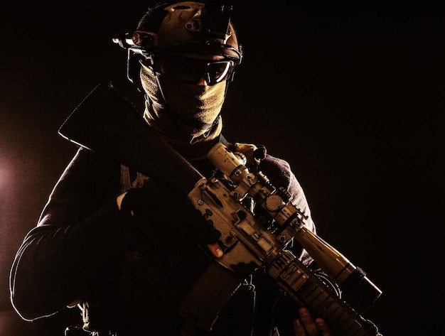 Leger elite troepen scherpschutter speciale operatietroepen sluipschutter met masker en bril nachtzicht of infrarood warmtebeeldapparaat op helm met dienstgeweer met optisch vizier en geluiddemper