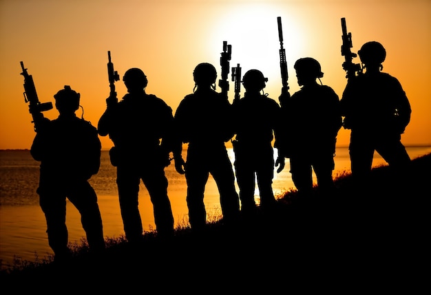 Leger soldaten met geweren oranje zonsondergang silhouet