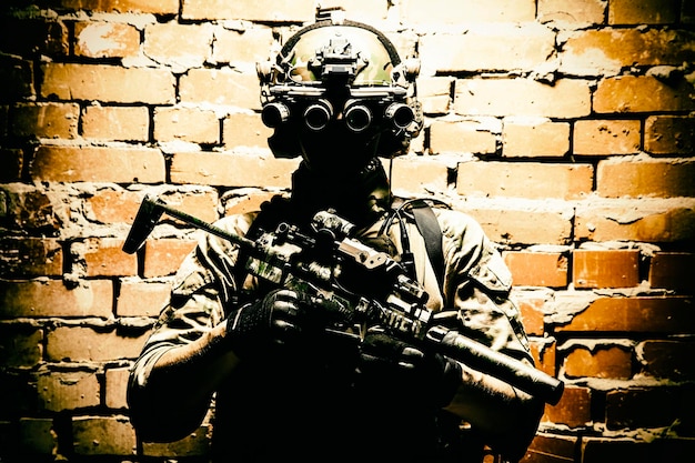 Foto leger special forces tactische groepsjager in cqb-missie met behulp van radioheadset kijkend door vier lenzen nachtzicht warmtebeeldapparaat op helm bewapend klein machinepistool met geluiddemper