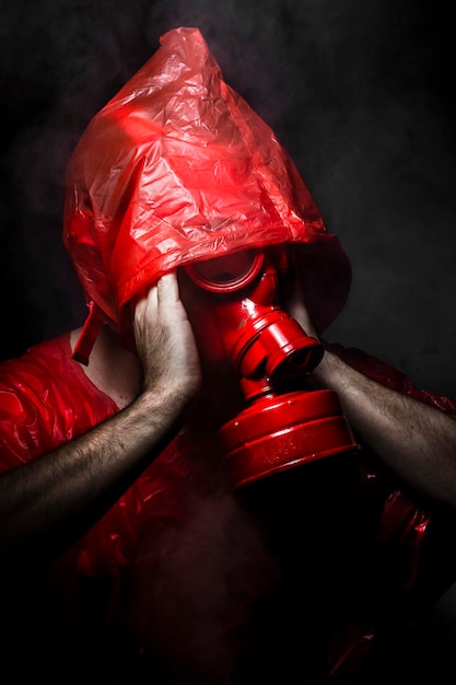 Legerconcept, man met rood gasmasker.