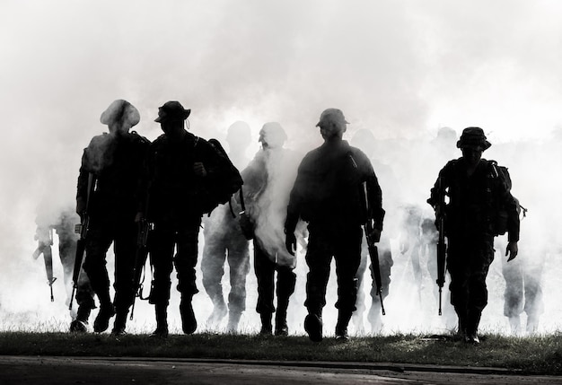 Legers lopen tegen de rook in.