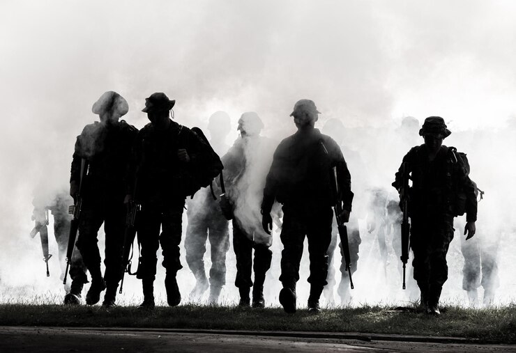 Foto legers lopen tegen de rook in.