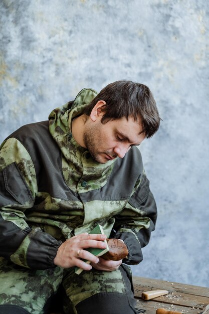 Foto legersoldaat met handwerk