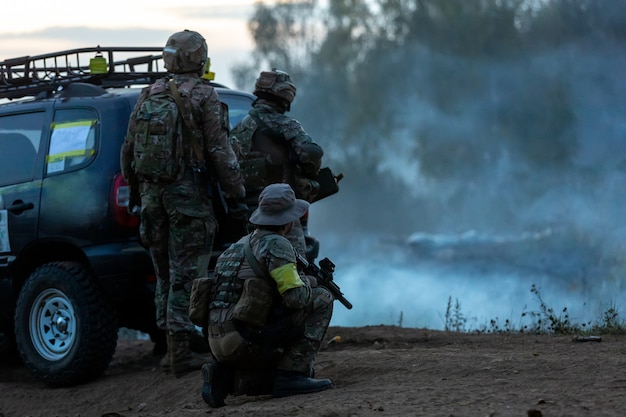 Legersoldaten tijdens de militaire operatie. oorlog, leger, technologie en mensenconcept