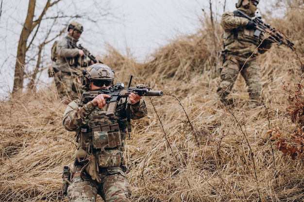 Legersoldaten vechten met geweren en verdedigen hun land