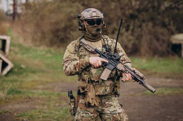 Legersoldaten vechten met geweren en verdedigen hun land