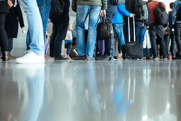 다리 발 서 방문 게이트 가방 수하물 사람들 공항 터미널 여행 출발 황천 남자 많은 반사 층