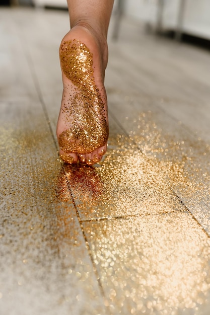 Photo legs in glitter the girl walks on gold the girl at the new years party goes for confetti