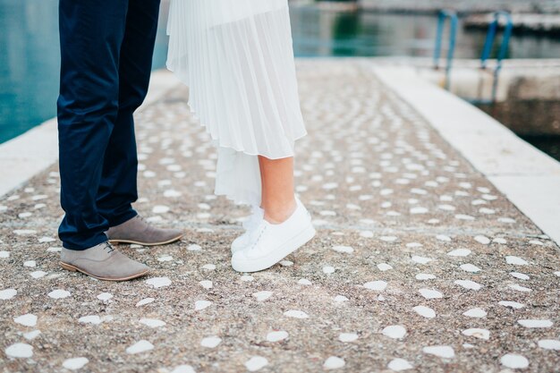 Foto legs è sposato sul pavimento di pietra