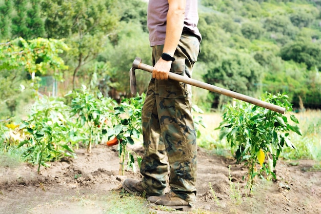 Photo legs of man working in the field