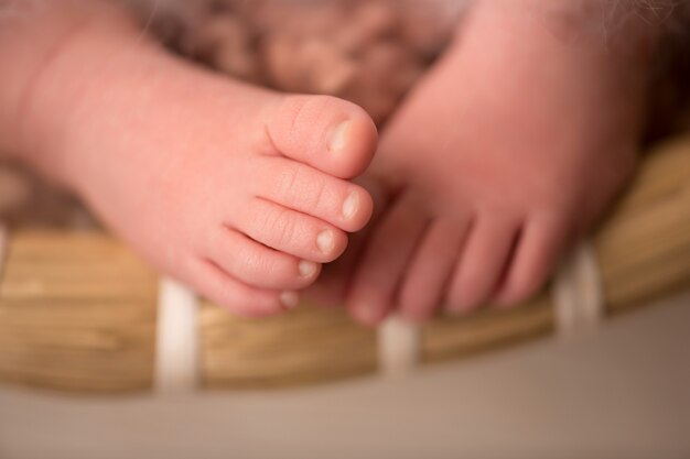 新生児の足とつま先。幸せな子供時代。親のケア。幸せな家族の概念。