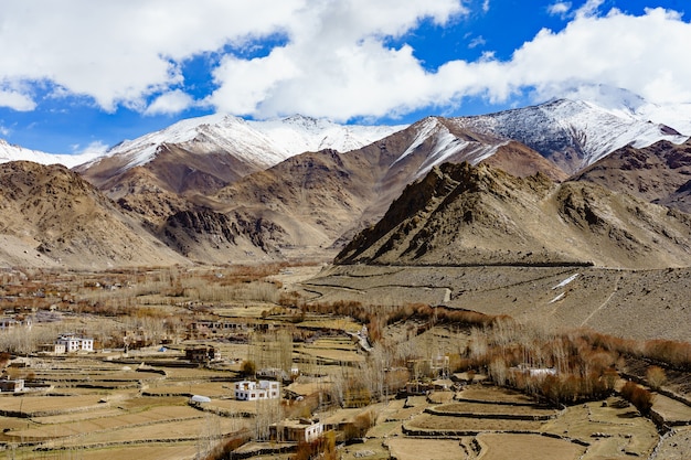 Città di leh ladakh del kashmir in india con sfondo della montagna dell'himalaya contro il cielo blu