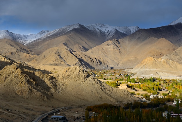 Scape della città di leh ladakh con luce solare