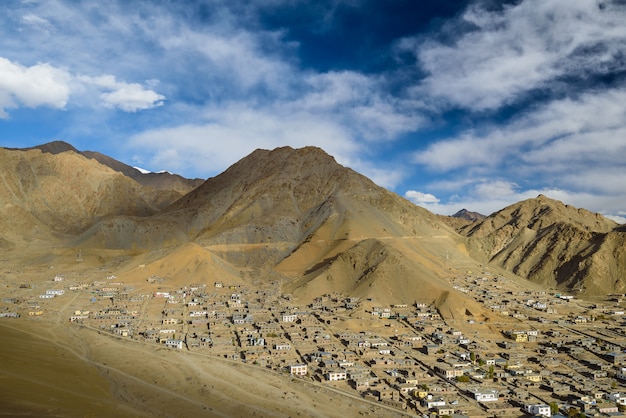 Leh Ladakh stad scape met zonlicht