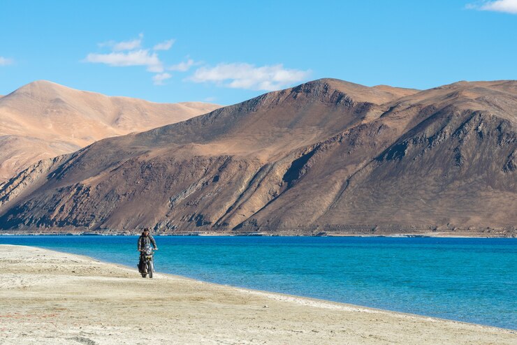 Leh Lardakh, India - 26 september: fietser en motorfiets road trip in leh lardakh, india met
