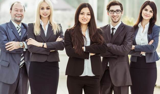 Leider van succesvol commercieel team op de achtergrond van het kantoor.