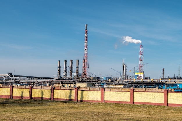 Leidingen van een fabriek van een chemische onderneming Luchtvervuilingsconcept Industrieel landschap milieuvervuiling