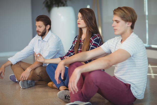 Leidinggevenden die yoga beoefenen