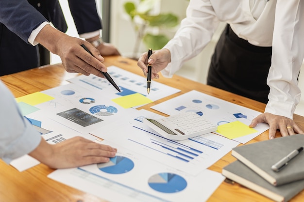 Leidinggevenden en managers ontmoeten elkaar in een vergaderruimte, op tafel liggen enkele documenten over de financiën van het bedrijf, managers bespreken financiële informatie met het management.